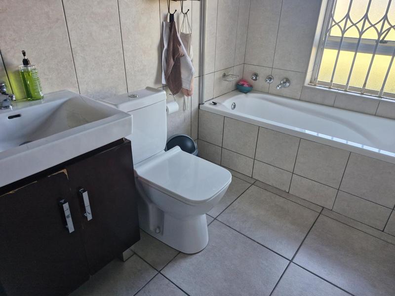 2 Bedroom Property for Sale in Loevenstein Western Cape